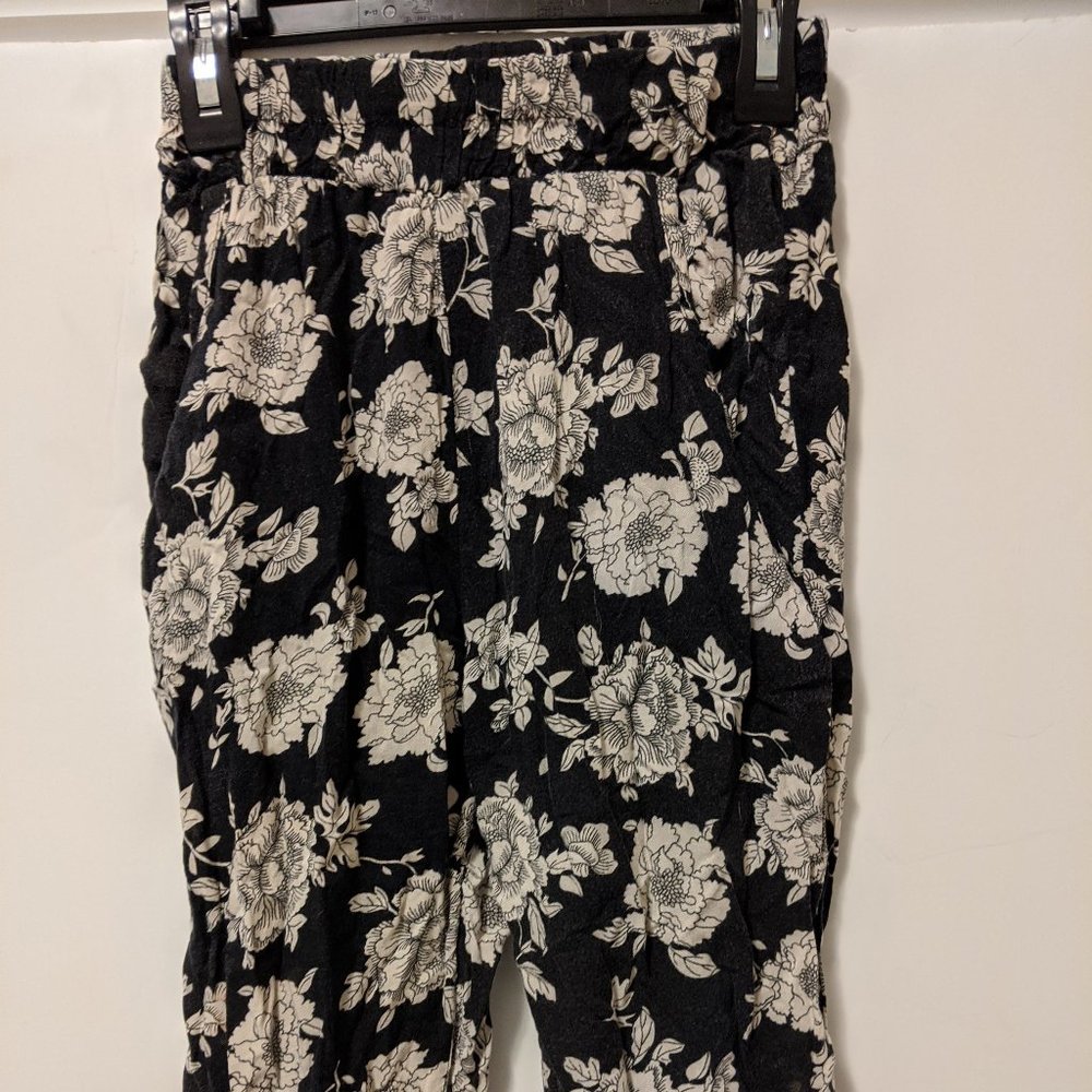 Brandy Melville Navy and White Floral Pants